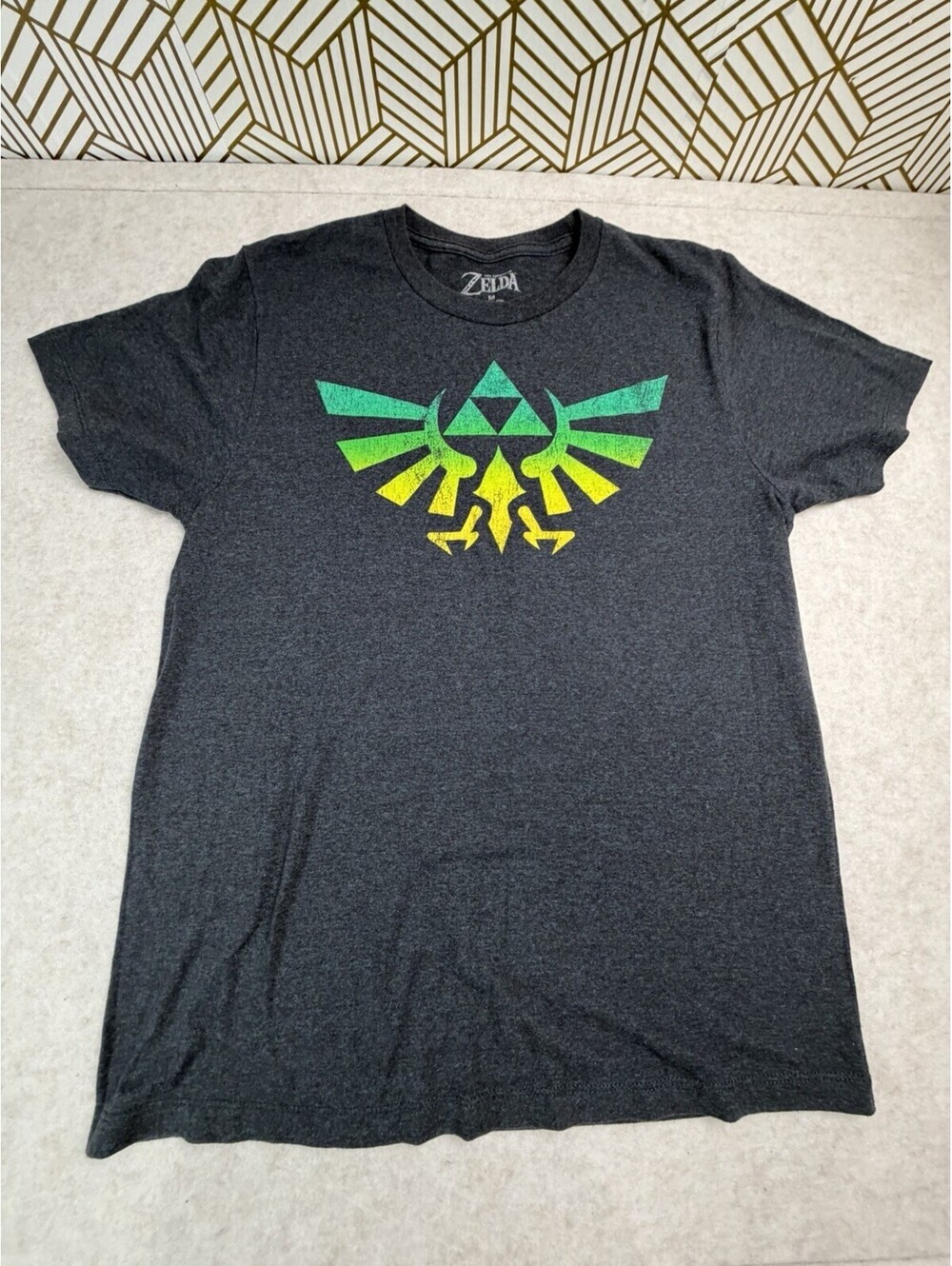 The Legend of Zelda Men's Size M T-shirt Triumpant Triforce Wingcrest Nintendo